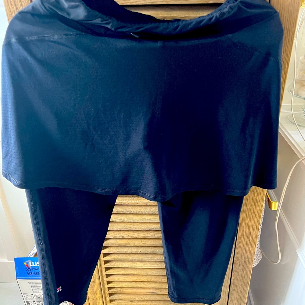 Sweaty Betty Cropped Leggings/Skirt. Perfect Workout Piece. Size Medium. Black